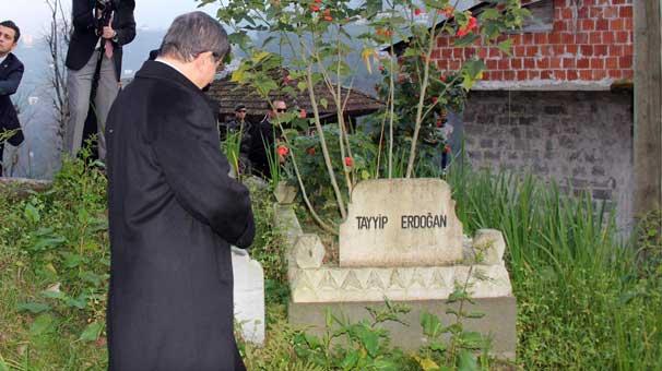 Davutoğlu Erdoğan'ın dedesinin mezarını ziyaret etti