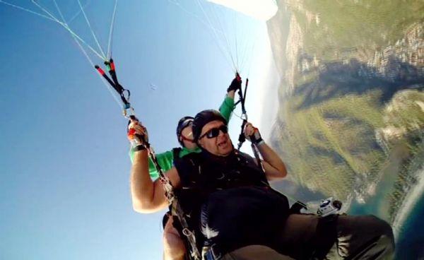 190 kiloluk yolcuya dayanamayan paraşüt havada parçalandı İZLE