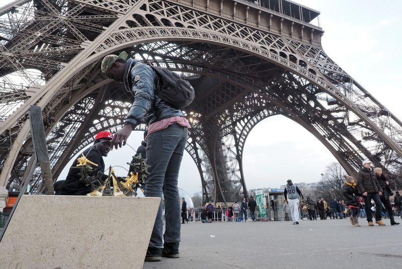 Paris’teki işporta tezgahları dikkat çekti