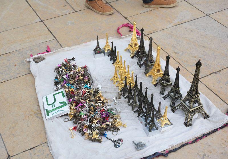 Paris’teki işporta tezgahları dikkat çekti