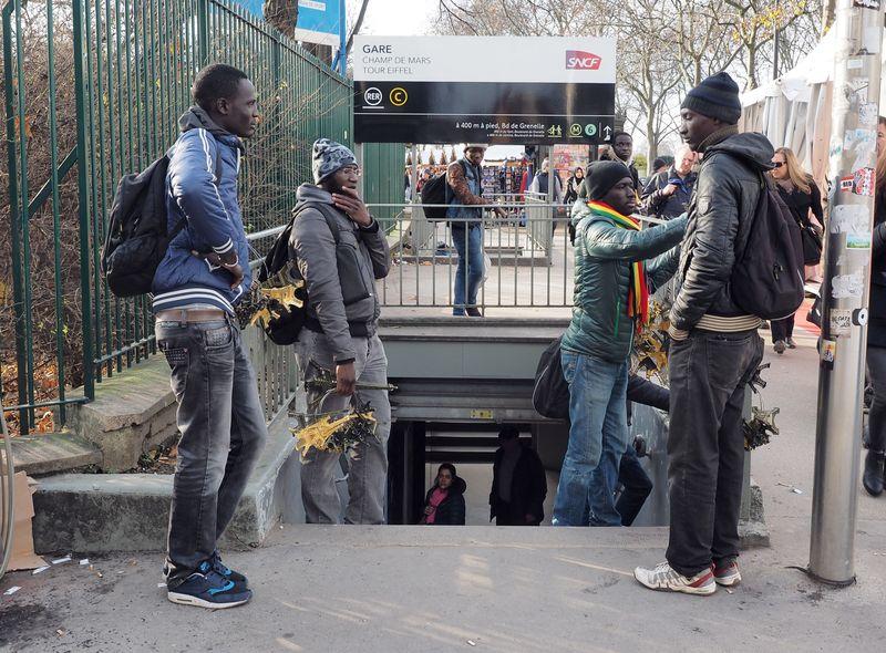 Paris’teki işporta tezgahları dikkat çekti