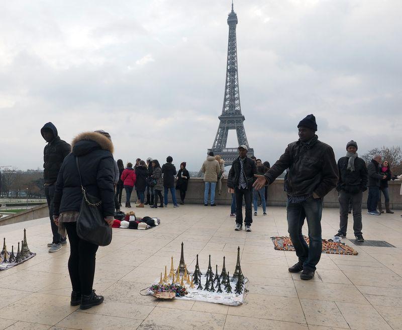 Paris’teki işporta tezgahları dikkat çekti