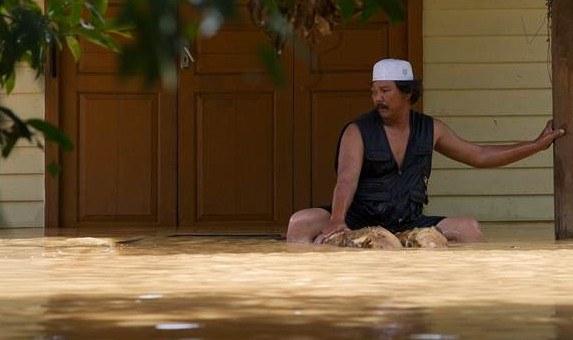 Malezya'da sel felaketi sonrası ülkenin başbakanı golf oynadı