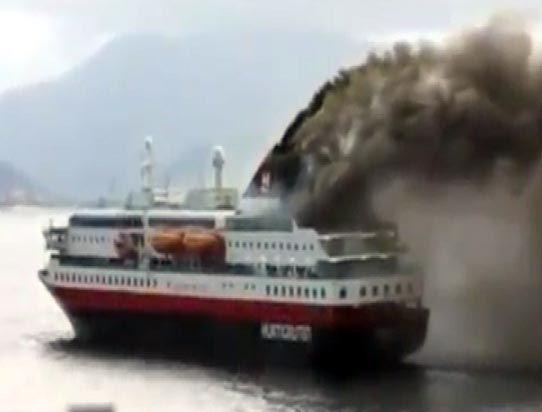 Seyir halindeki 478 yolculu İtalyan feribotu yanıyor İZLE