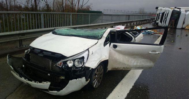 Sakarya TEM'de bir tır otomobilin üzerine devrildi