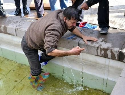 Zabıta kuş yemi satan ninenin paralarını havuza attı