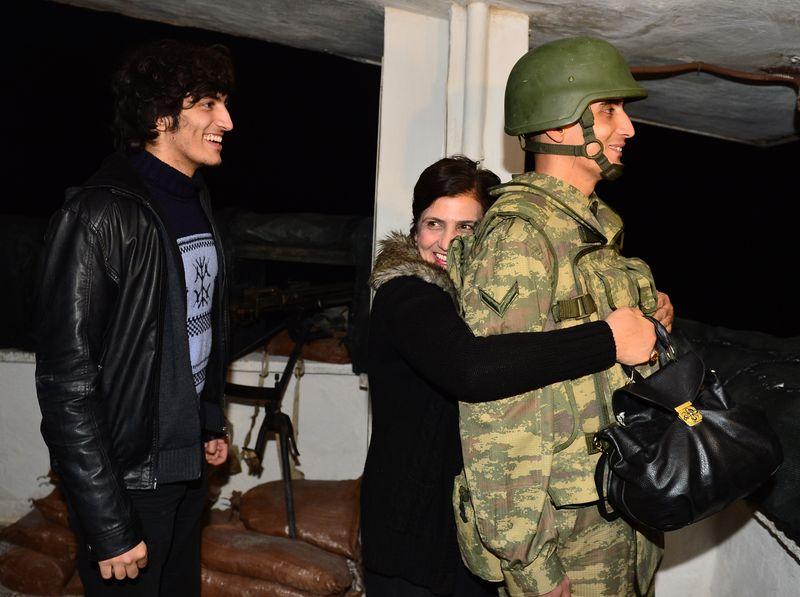 Mehmetçik Suriye sınırında yılbaşını kutladı