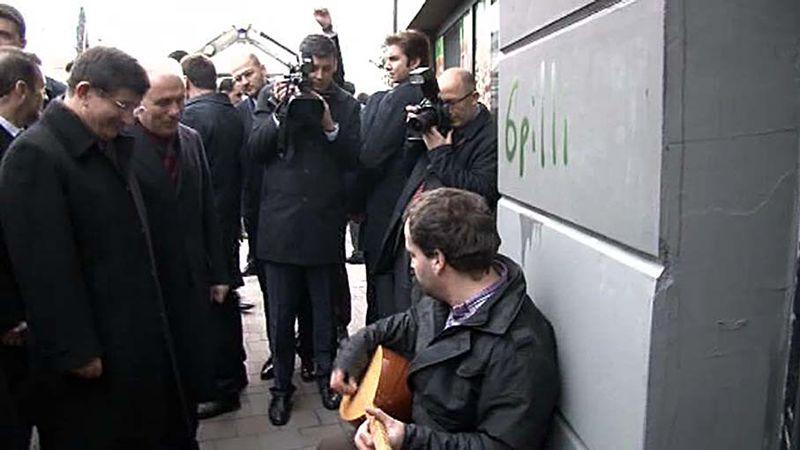 Başbakan Davutoğlu camiye yürüyerek gitti