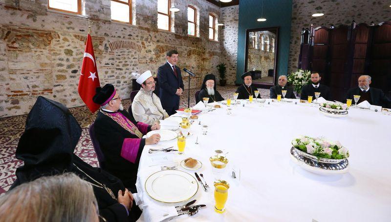 Başbakan Davutoğlu azınlık temsilcilerine hitap etti