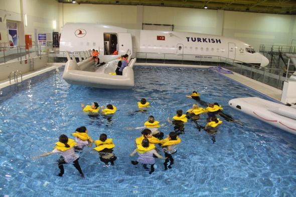 THY hosteslerinin zorlu eğitimi İZLE