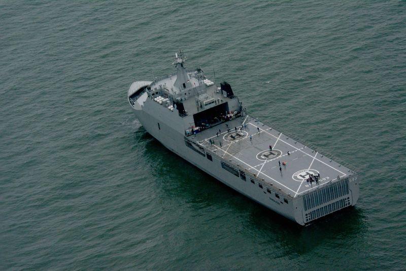 AirAsia uçağının yolcuları denizden ağlarla toplanıyor