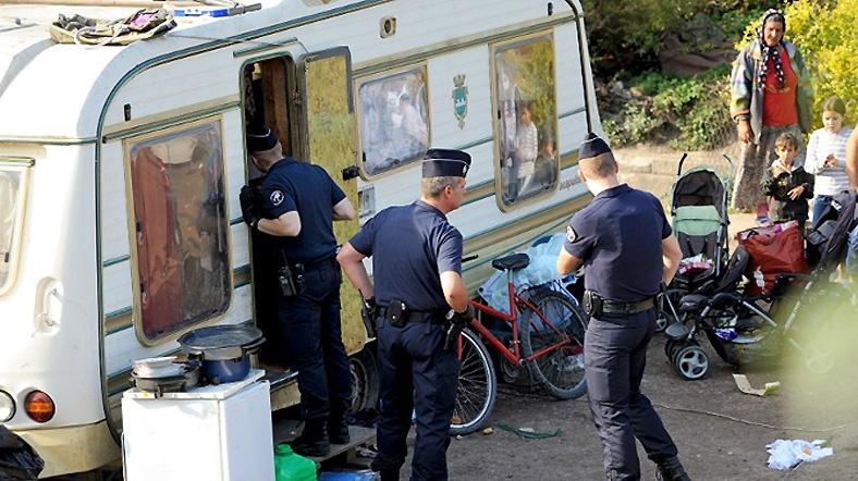 Paris belediyesi Romanlara ırkçılıkla suçlanıyor