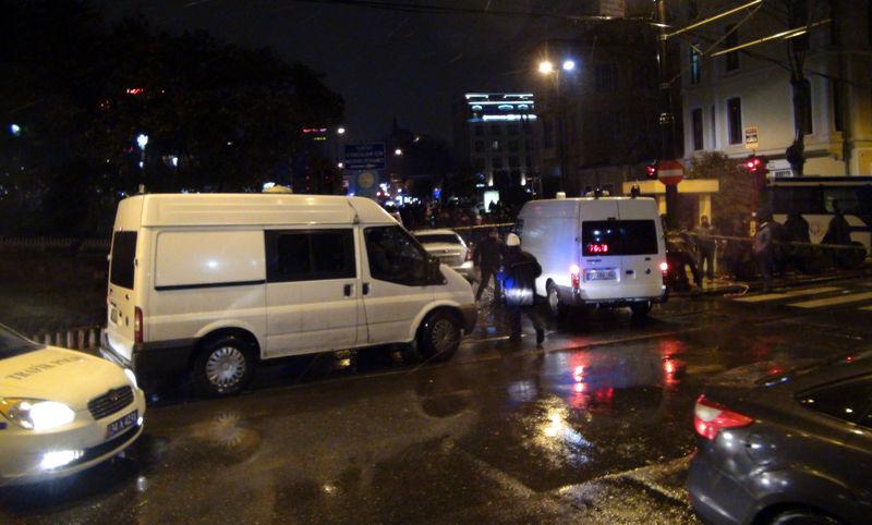 Sultanahmet'te polise saldırı