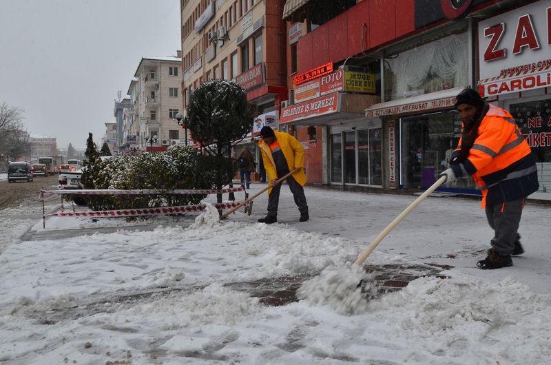 Ankara'da yoğun kar yağışı İZLE
