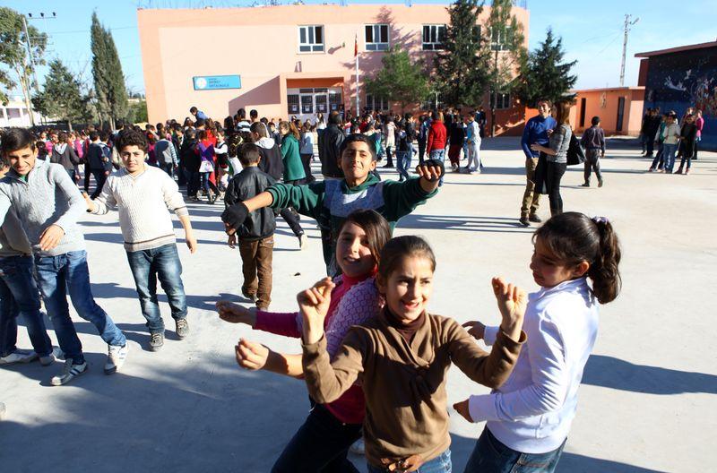 Mardin'de öğrenciler her teneffüste halay çekiyor