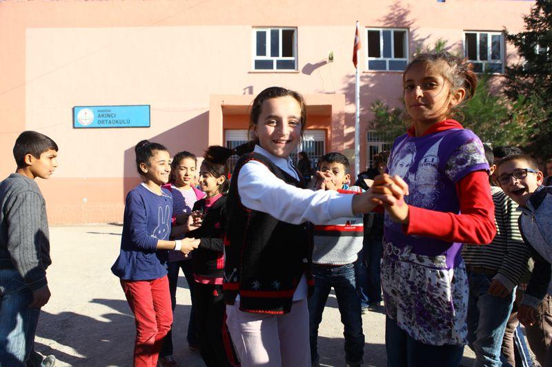 Mardin'de öğrenciler her teneffüste halay çekiyor