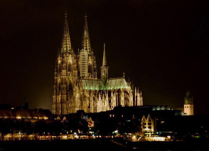 Köln Katedrali İslamofobi'ye tepki için karardı