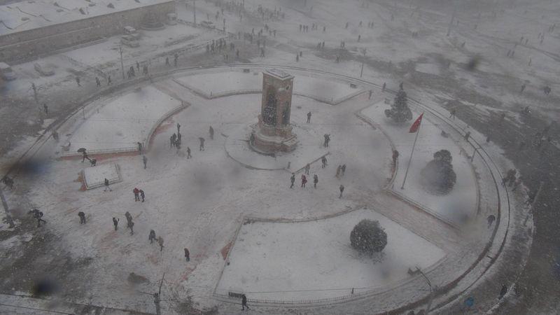 Taksim Meydanı karla kaplandı