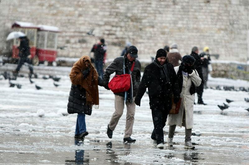 Taksim Meydanı karla kaplandı