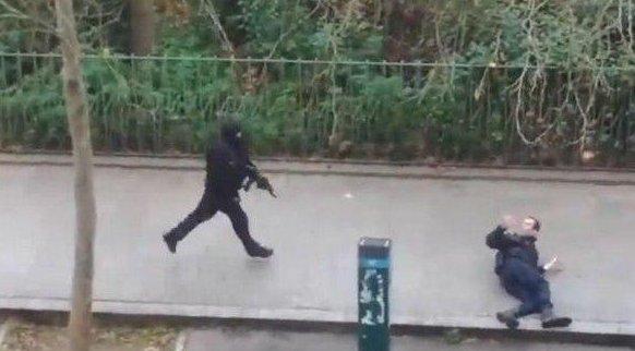 Paris'teki çatışmada kan donduran görüntüler