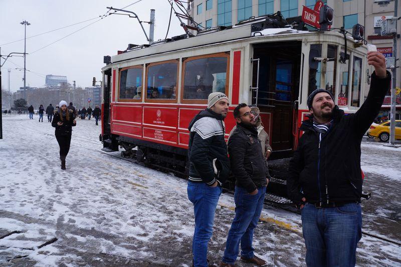 Taksim Meydanı karla kaplandı