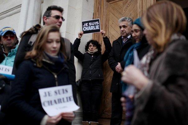 İstanbul'daki Fransa Konsolosluğu önünde saygı duruşu