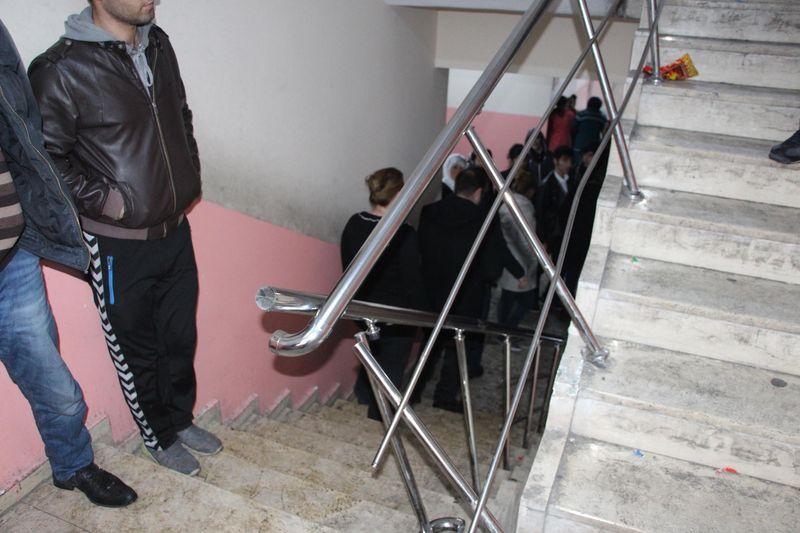 Silopi'de okulun merdiven korkulukları yıkıldı