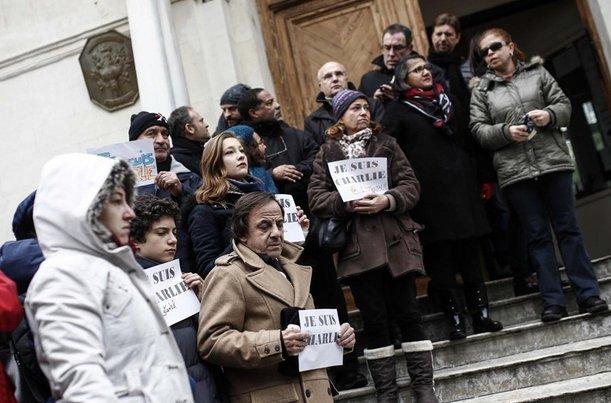 İstanbul'daki Fransa Konsolosluğu önünde saygı duruşu