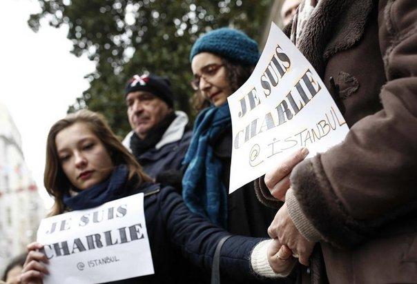 İstanbul'daki Fransa Konsolosluğu önünde saygı duruşu