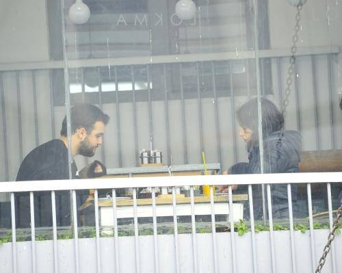 Zehra Çilingiroğlu yürüyüş arkadaşıyla kahvaltıda