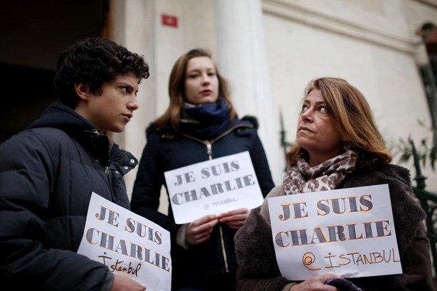İstanbul'daki Fransa Konsolosluğu önünde saygı duruşu