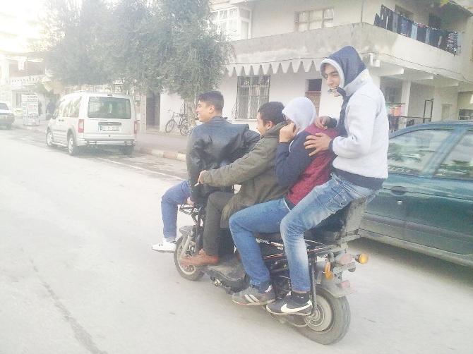 Adana'da elektrikli bisiklete 4 kişi bindiler