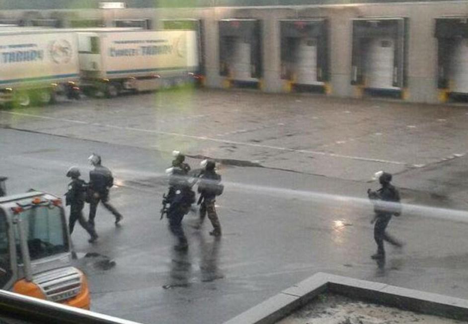 Paris saldırganları öldürüldü