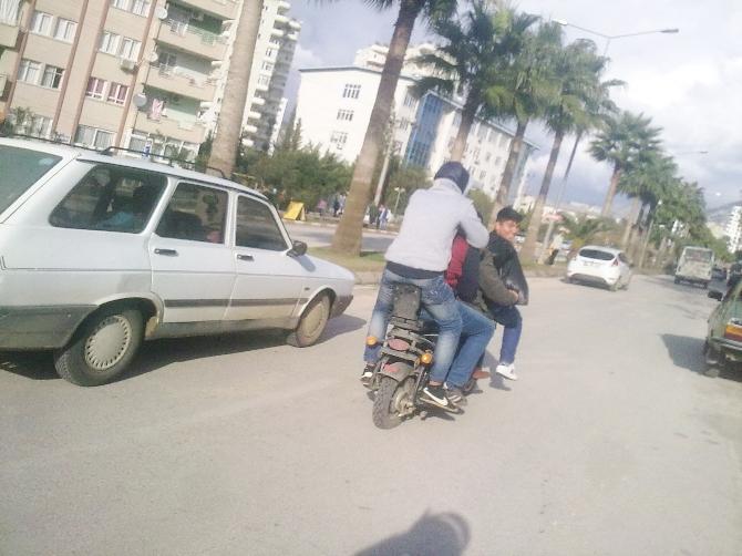 Adana'da elektrikli bisiklete 4 kişi bindiler