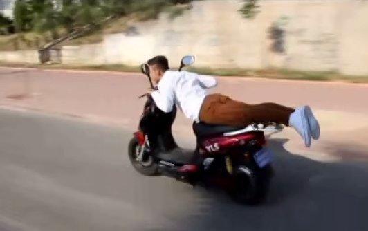 Adana'da elektrikli bisiklete 4 kişi bindiler