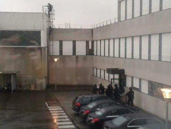 Paris saldırganları öldürüldü