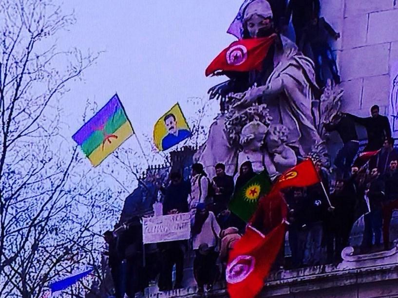 Paris'teki terör karşıtı yürüşte PKK flamaları