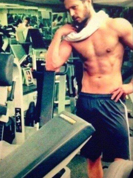 Eliz Sakuçoğlu kaslı fotoğrafını paylaştı İZLE