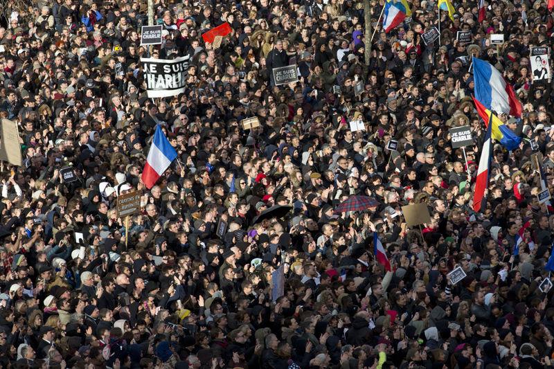 Paris'te binlerce kişi teröre karşı toplandı İZLE