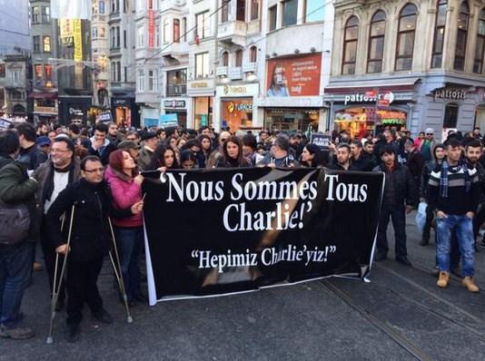 Taksim'de Paris'e destek yürüyüşü