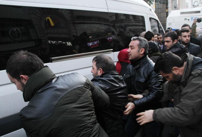 Taksim'de Paris'e destek yürüyüşü
