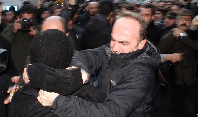 Taksim'de Paris'e destek yürüyüşü