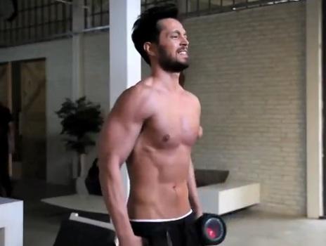 Eliz Sakuçoğlu kaslı fotoğrafını paylaştı İZLE