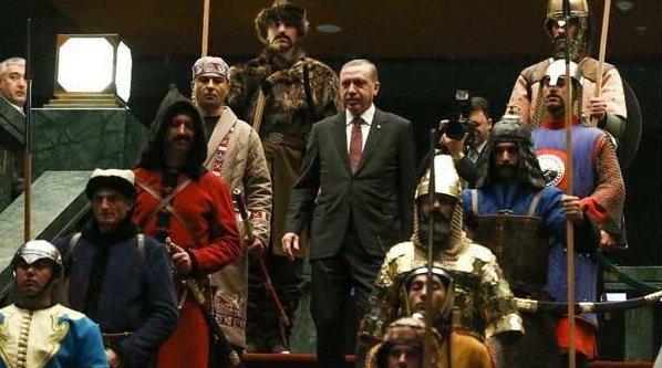 Mustafa Kemal de yeniçeri üniforması giymişti