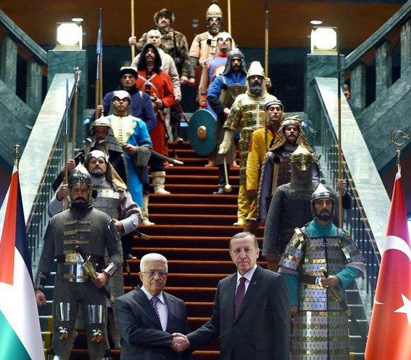 Mustafa Kemal de yeniçeri üniforması giymişti