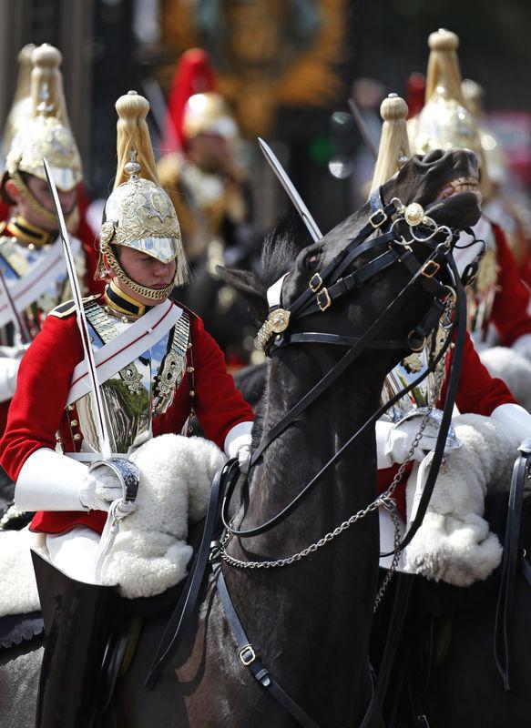 İngiliz Guardian sirk dedi