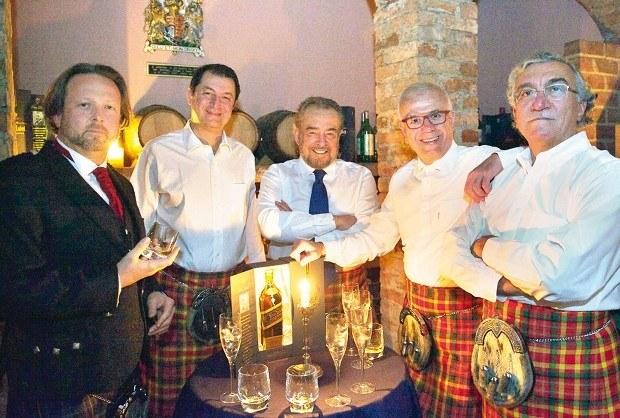 16 Türk devletine ait askeri kıyafetler Hürriyet'i rahatsız etti