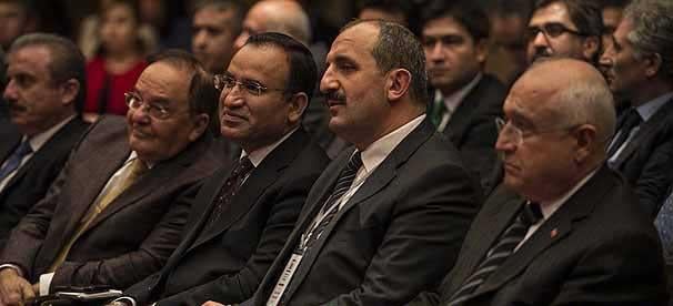 Bekir Bozdağ Yargıtay Başkanı konuşurken salonu terk etti