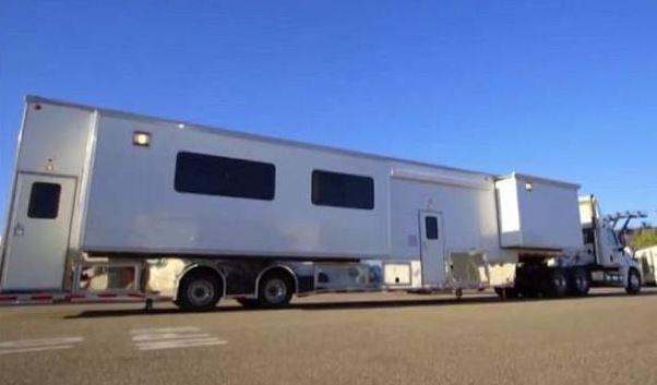 Brad Pitt'in lüks karavanı