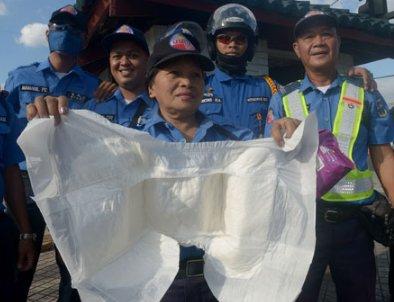 Filipinler polisi tuvalete gitmemek için bez bağlayacak